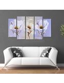 Tableau trois fleurs accroché au-dessus d'un canapé blanc, dans un salon au mur gris