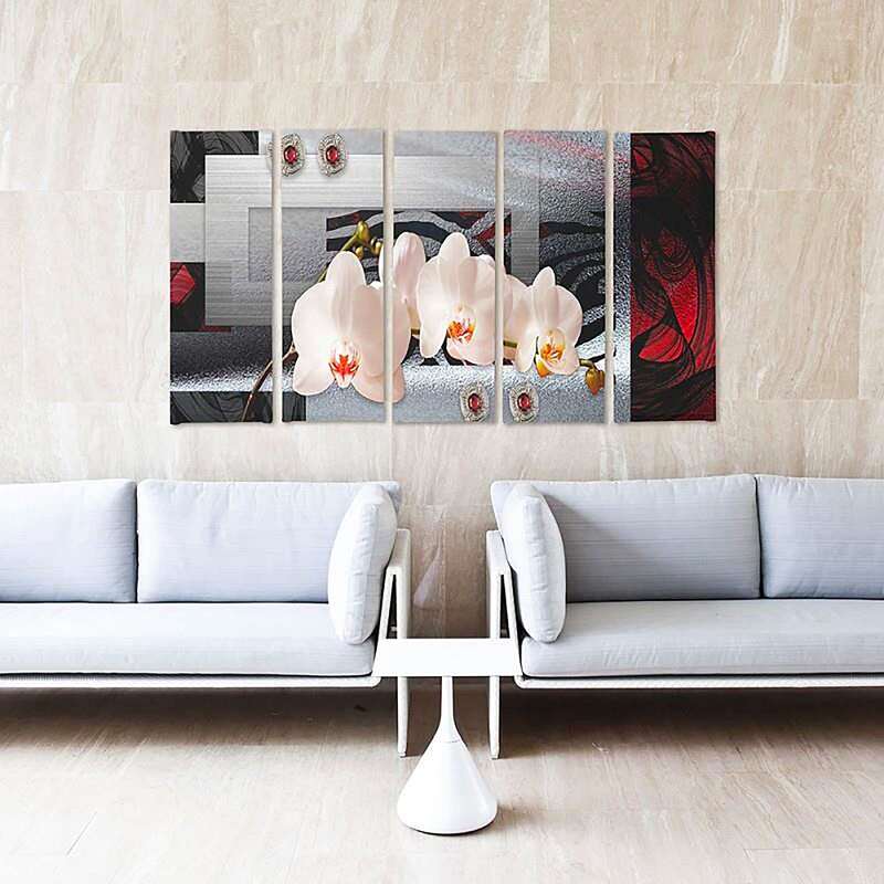 Tableau orchidée blanche accroché au-dessus d'un canapé gris dans un salon moderne
