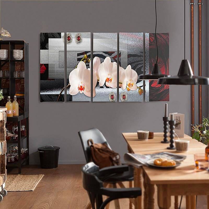 Tableau orchidée blanche en mise en situation dans une salle à manger au mobilier en bois