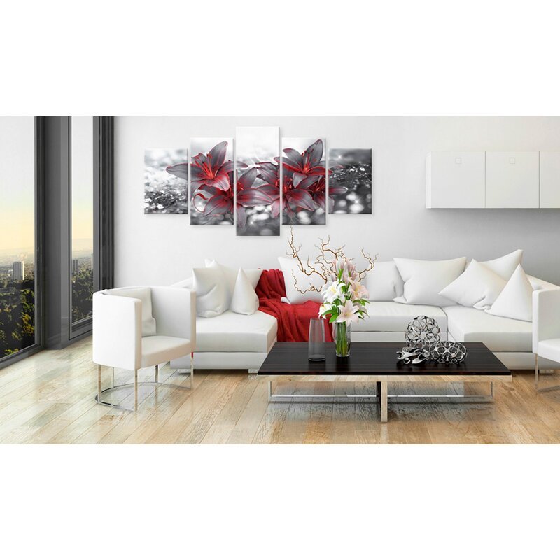 Tableau fleurs de déesse accroché au-dessus d'un canapé blanc dans un salon