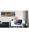 Tableau pluie de tristesse accroché au-dessus d'un buffet blanc dans un salon