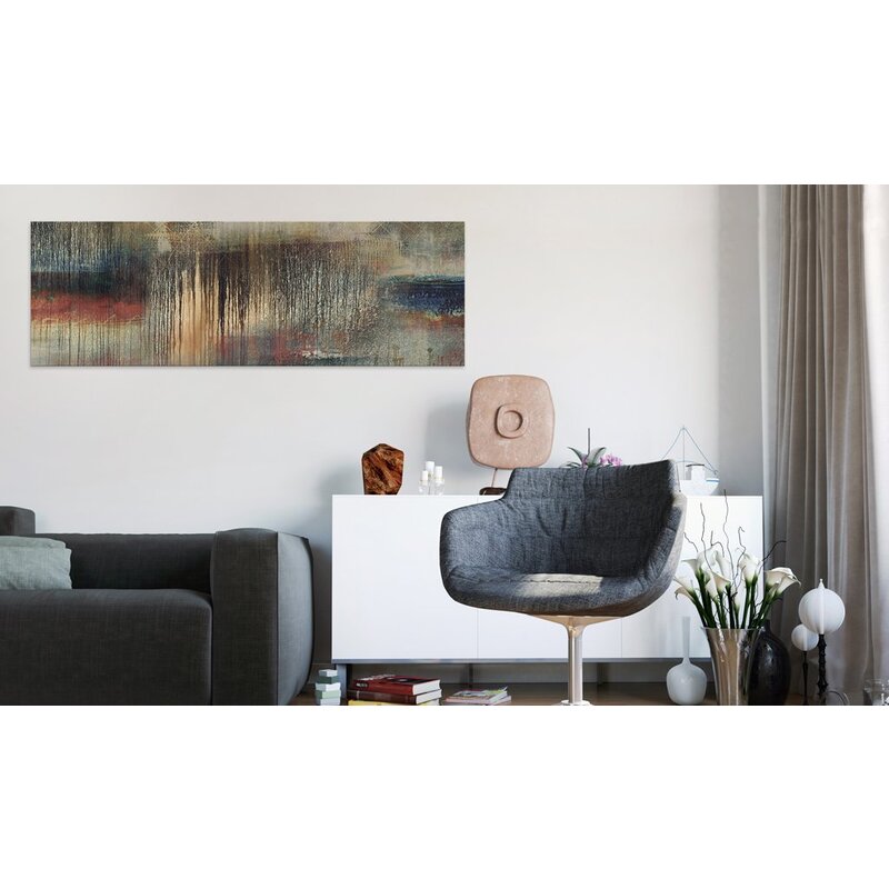 Tableau pluie de tristesse accroché au-dessus d'un buffet blanc dans un salon