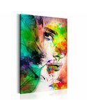 Tableau couleurs de la féminité, visage de femme aux couleurs vives et feuillage vert