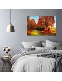 Tableau paysage d'automne accroché au-dessus d'un lit dans une chambre