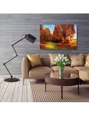 Tableau paysage d'automne au-dessus d'un canapé beige dans un salon