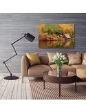 Tableau le paysage côtier au mur d'un salon, canapé beige, tulipes blanches et lampadaire noir au premier plan