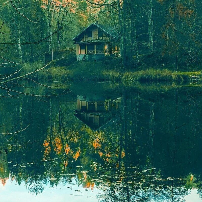 Tableau maison du lac 3, gros plan sur la cabane et son reflet dans l'eau