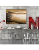 Tableau brouillard sur le lac 1 accroché au-dessus d'un bureau avec lampe rouge et grande lettre N