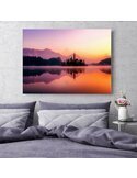 Tableau château sur un lac de montagne accroché au-dessus d'un lit, ambiance chambre