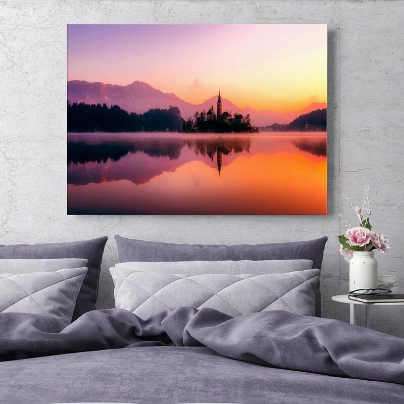 Tableau château sur un lac de montagne accroché au-dessus d'un lit, ambiance chambre