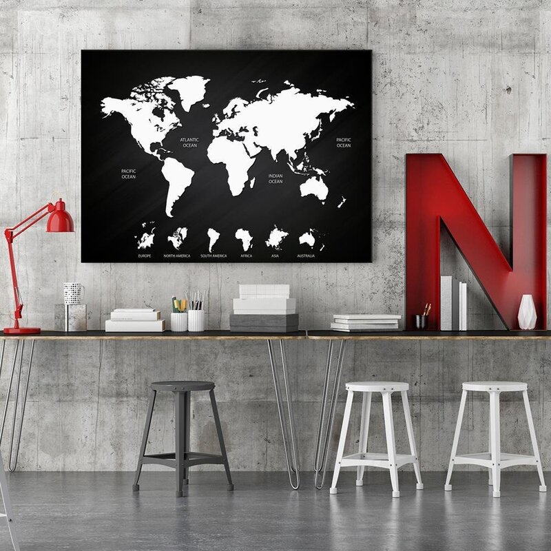 Tableau carte du monde en mise en situation au-dessus d'un bureau