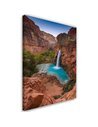 Tableau cascade bleue parmi les rochers, en toile sur châssis en pin