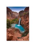 Tableau cascade bleue parmi les rochers vu de face, toile en perspective