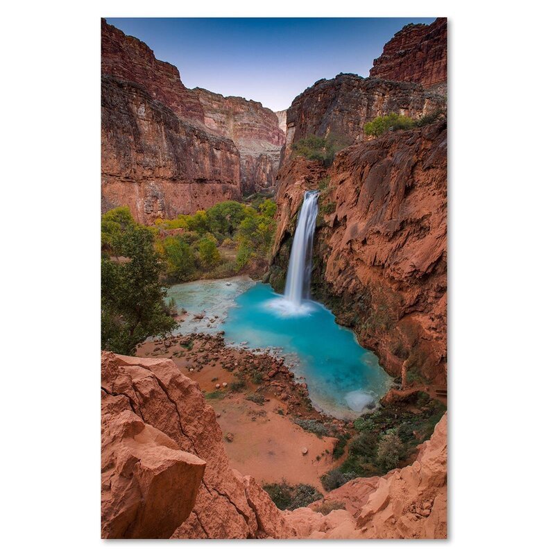 Tableau cascade bleue parmi les rochers vu de face, toile en perspective