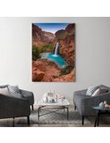 Tableau cascade bleue parmi les rochers accroché au mur d'un salon