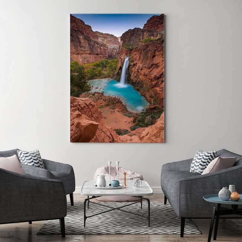 Tableau cascade bleue parmi les rochers accroché au mur d'un salon