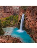 Tableau cascade bleue parmi les rochers, vue rapprochée de la chute et du bassin