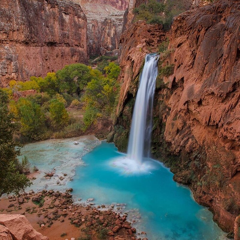 Tableau cascade bleue parmi les rochers, vue rapprochée de la chute et du bassin