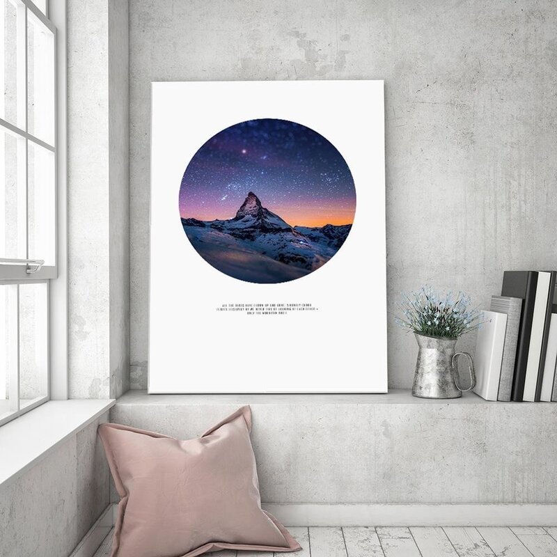 Tableau haut et ciel étoilé accroché au mur au-dessus d'une banquette avec coussin rose