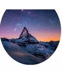 Tableau haut et ciel étoilé en gros plan sur le disque de ciel et le sommet enneigé