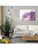 Tableau de glycine lilas accroché dans un salon blanc et contemporain