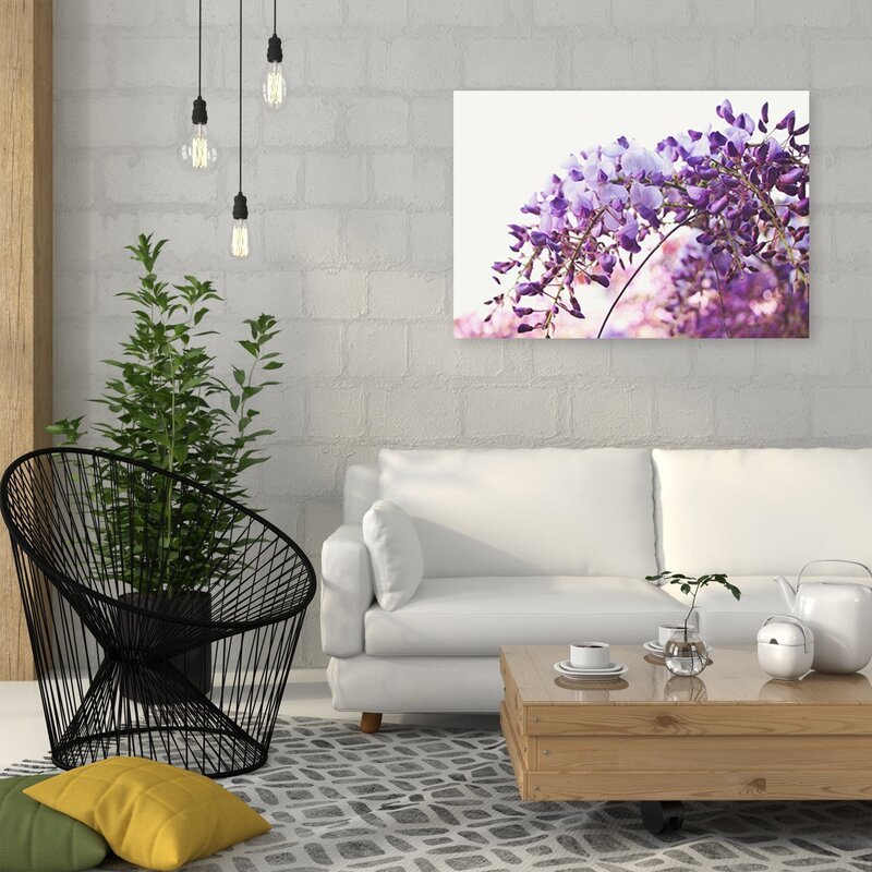 Tableau de glycine lilas accroché dans un salon blanc et contemporain