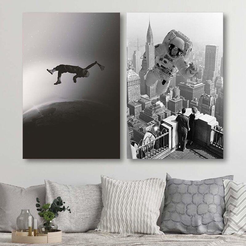 Tableau abstraction d'astronaute géant accroché à côté d'un autre tableau gris au-dessus d'un canapé