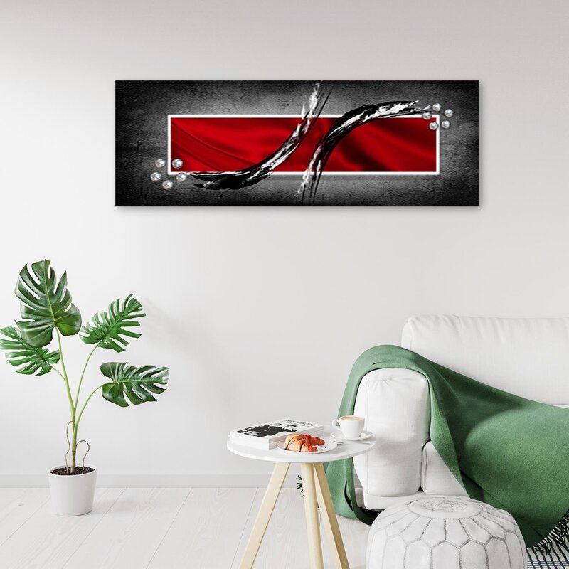 Tableau rectangle abstrait accroché au-dessus d'un canapé blanc et d'une table d'appoint