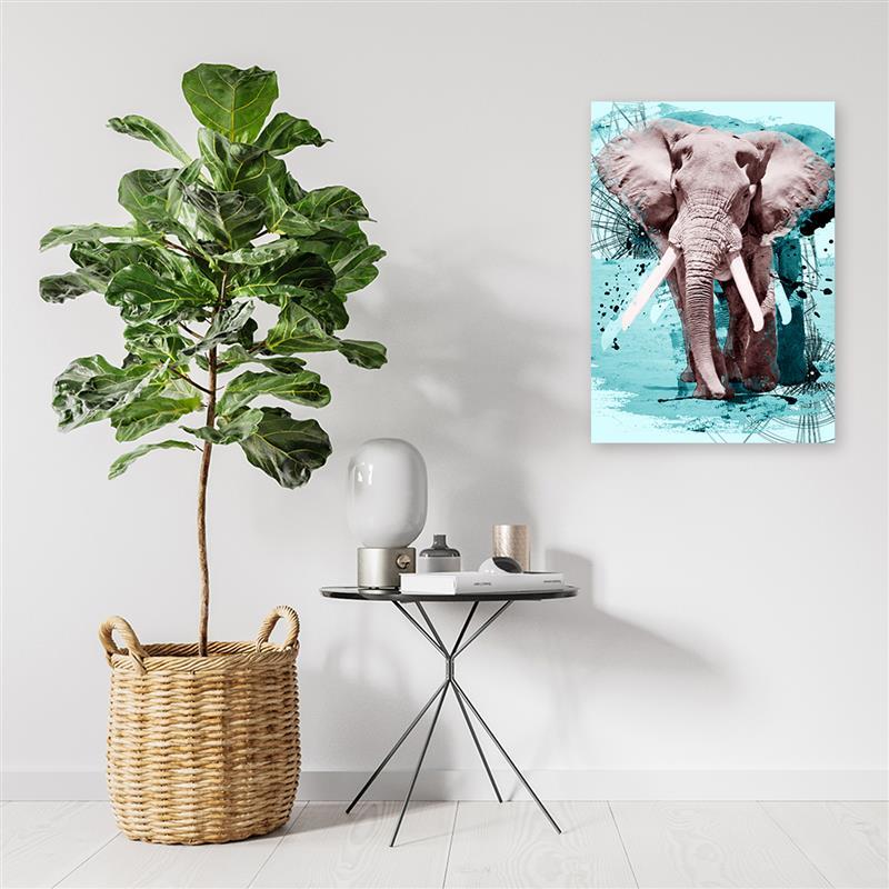 Tableau éléphant aquarelle accroché au mur près d'un grand plant et d'une table d'appoint