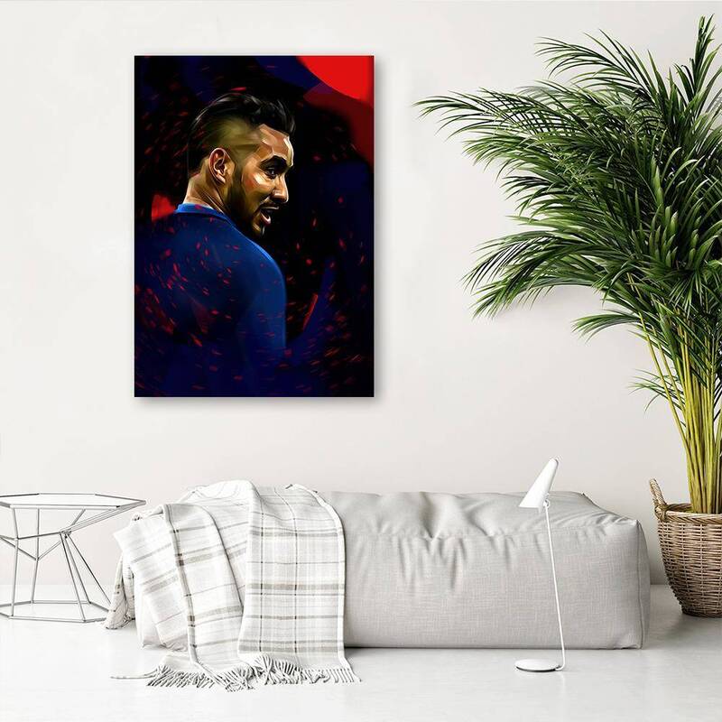 Tableau portrait de footballeur accroché au mur d'un salon, plante verte et canapé
