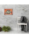 Tableau retro service de voiture accroché dans une pièce avec chaise et plante
