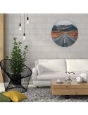 Tableau route des bois jusqu'au sommet accroché au-dessus d'un canapé blanc dans un salon
