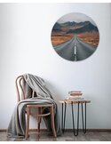 Tableau route des bois jusqu'au sommet au-dessus d'une chaise et d'une petite table dans un intérieur