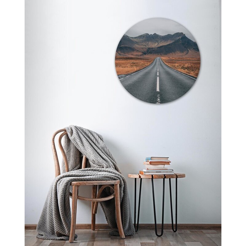 Tableau route des bois jusqu'au sommet au-dessus d'une chaise et d'une petite table dans un intérieur