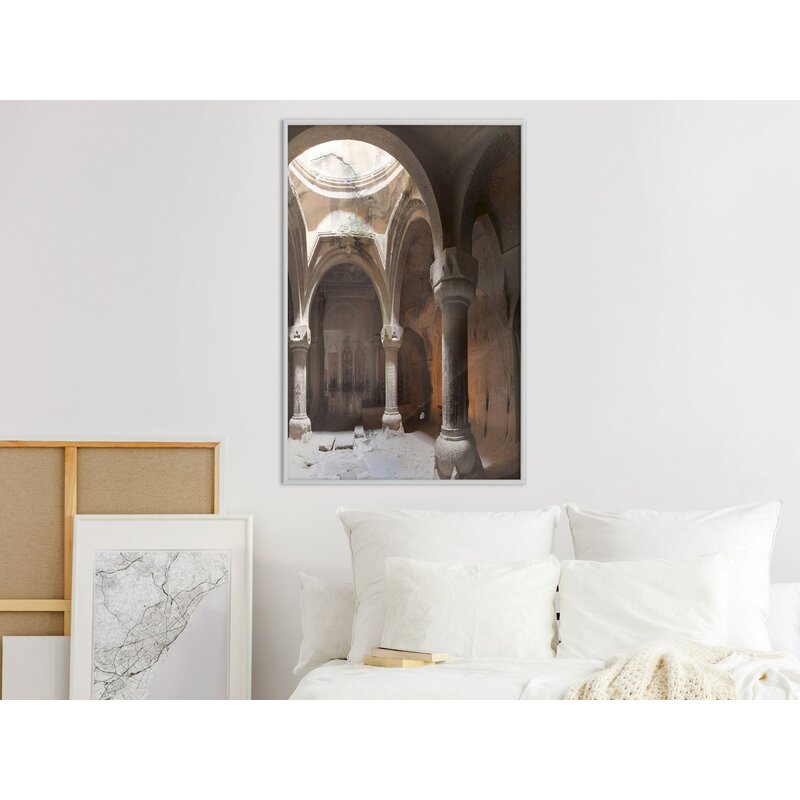 Tableau cadre blanc Lieu de paix accroché au mur, vue d'ensemble dans une chambre