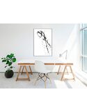 Tableau Éclaboussures d'encre accroché au mur blanc au-dessus d'un bureau