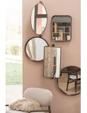 Miroir suspendu rectangulaire doré en vue de profil sur fond blanc
