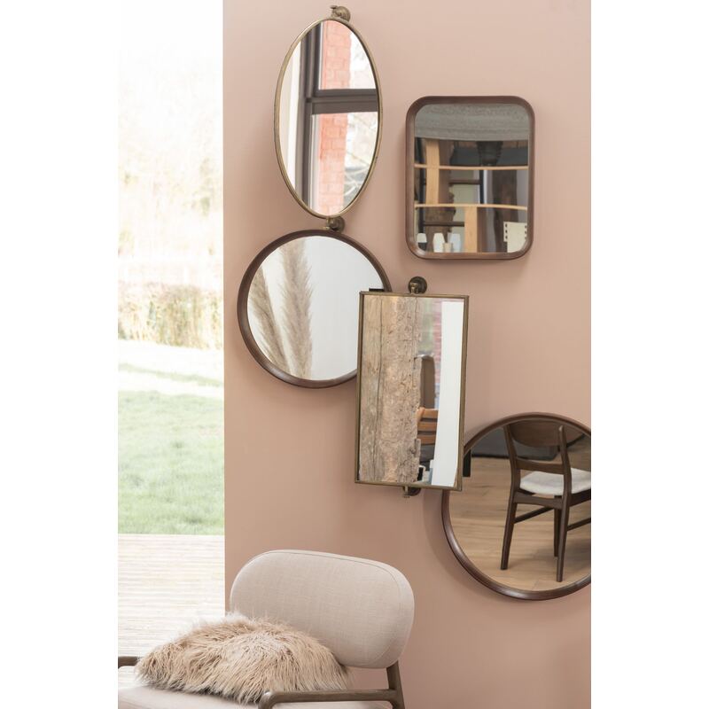 Miroir suspendu rectangulaire doré en vue de profil sur fond blanc