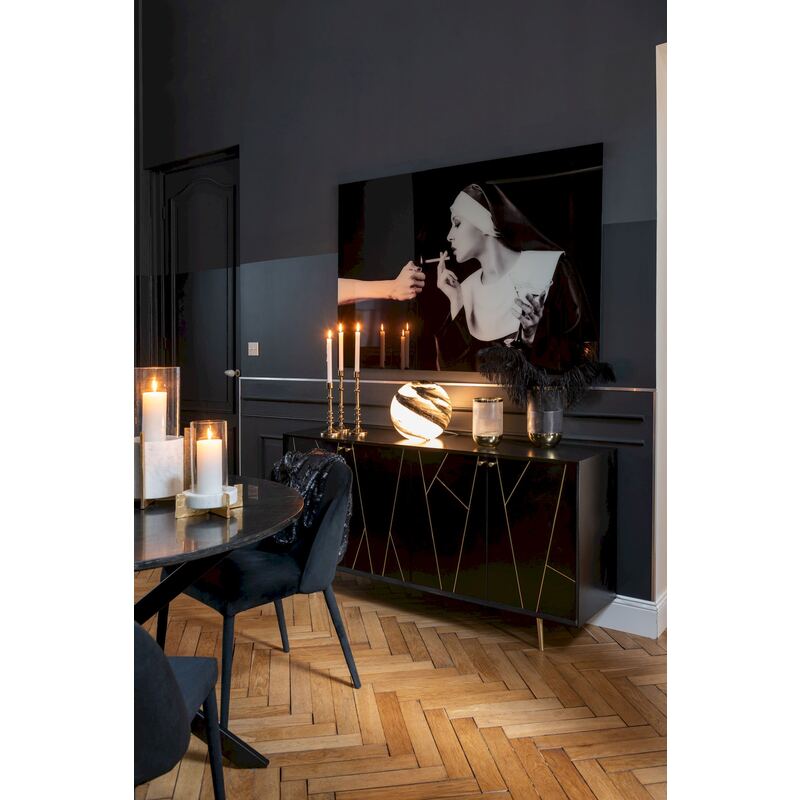 Chaise Gentry noire placée près d'une table ronde et d'un buffet laqué dans une pièce sombre