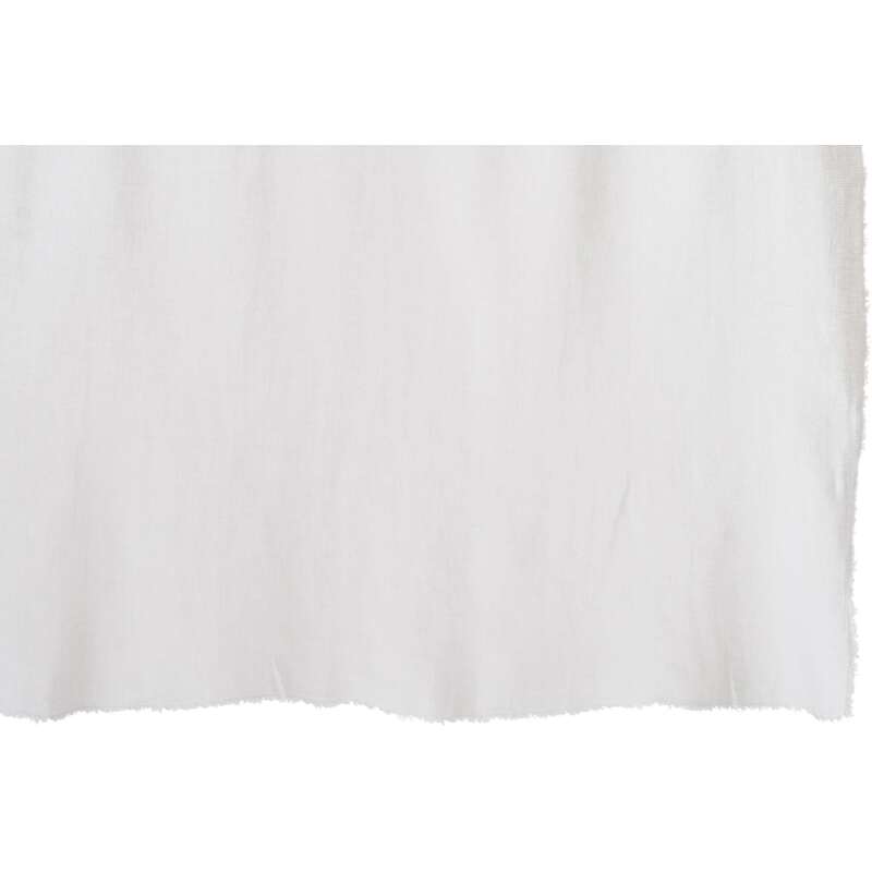 Gros plan sur la texture froissée du tissu blanc et ses bords effilochés