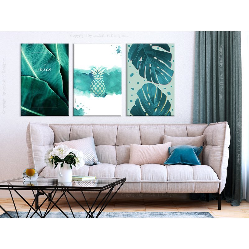 Tableau Lagon Intense (3 Parties) accroché au-dessus d'un canapé beige avec coussins et table basse
