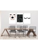 Tableau Pouvoir de la Féminité accroché au-dessus d'une table à manger avec chaises noires