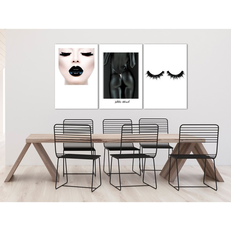 Tableau Pouvoir de la Féminité accroché au-dessus d'une table à manger avec chaises noires