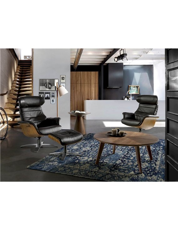 Pouf pivotant 360º , rembourré en cuir bovin. Cadre en bois placé de noyer . Base en acier inoxydable.