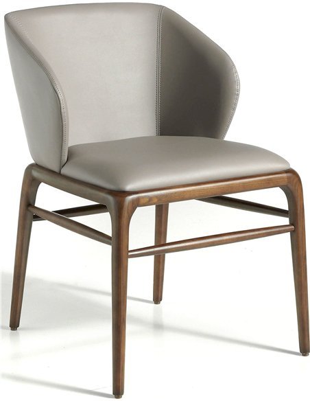 Chaise rembourrée en similicuir marron clair. Structure en bois de frêne peint en couleur noyer. Assise et dossier avec mousse p