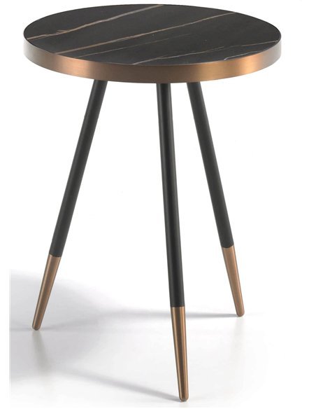 Table d’angle ronde bois et porcelaine avec finition en marbre noir et pieds en métal. Bord circulaire et extrémités des pieds e