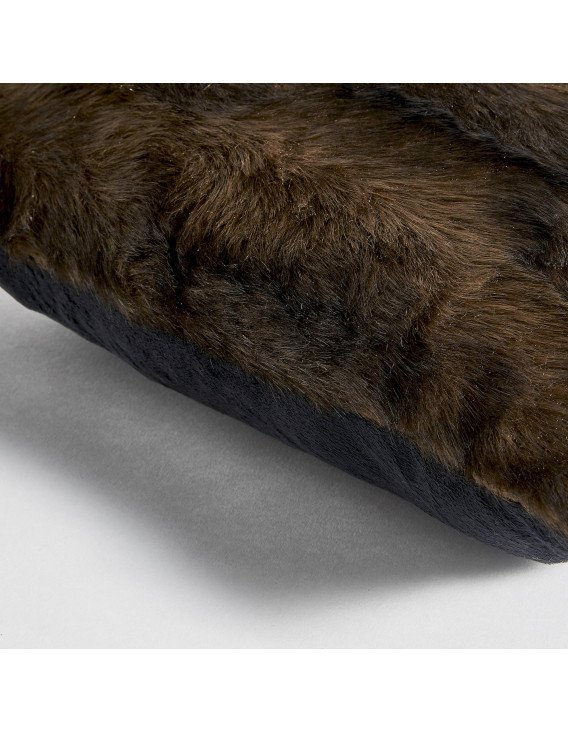 Coussin bisón vu de biais, bord de fausse fourrure marron et face noire