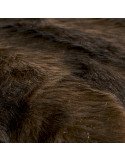 Gros plan sur la fausse fourrure marron du coussin bisón et ses mèches longues