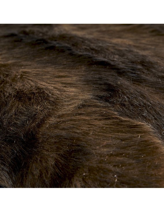 Gros plan sur la fausse fourrure marron du coussin bisón et ses mèches longues