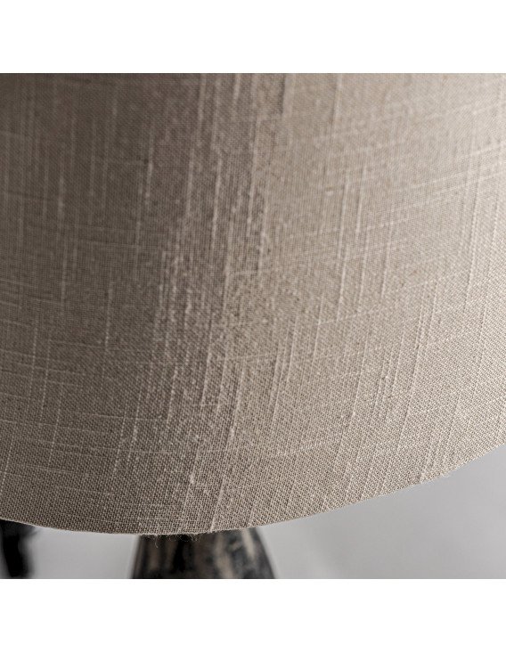 Gros plan sur la texture de l'abat-jour en tissu beige aux fils apparents